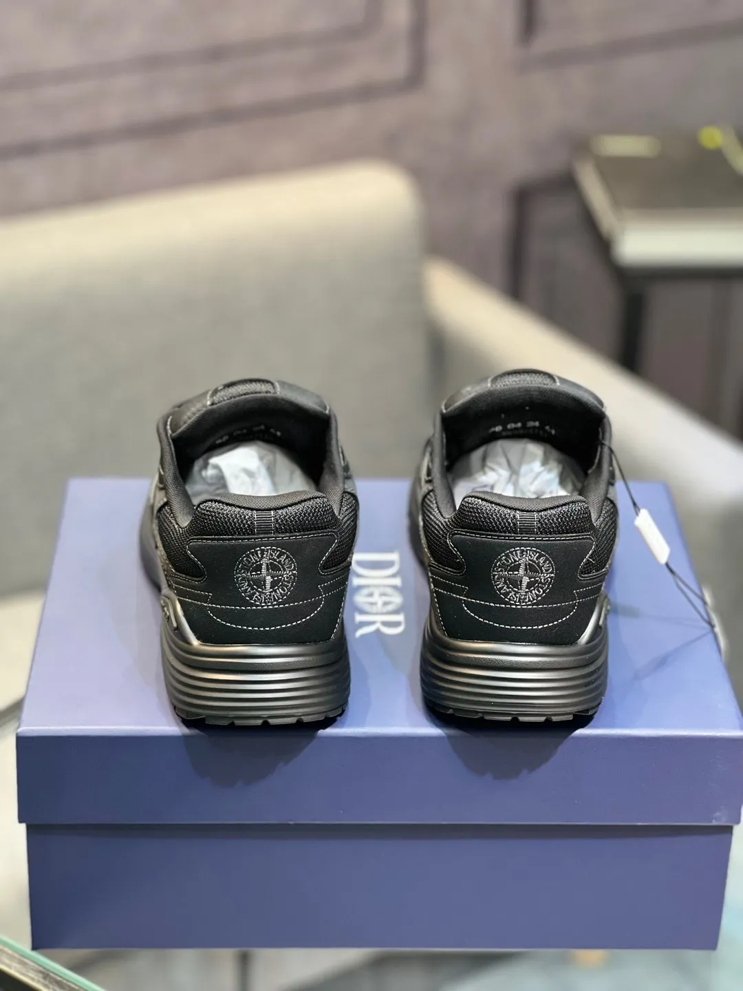 Men's shoes 💰600 high version joint model 🍸 Dior Dior The Island co-branded B30 sneakers follow the trend of the retro market and are Dad Shoes style shoes. The Dior logo on the tongue also indicates that this pair of shoes is the B30 model! B30 uses fine-textured leather and mesh cloth materials to form a shoe body. There are conspicuous letters CD on both sides of the shoe body to indicate the identity. Many lines on the shoe body outline the details, making the shoes look less monotonous and full of retro flavor. ♺ Upper: Original customized technical fabric + mesh ♺ Inner lining: Original customized breathable lining ♺ Outsole: Original molded IP foam + TPU outsole ♺ Heel height: 3.5cm ♺Code number: 39-44 (45 46 customized)